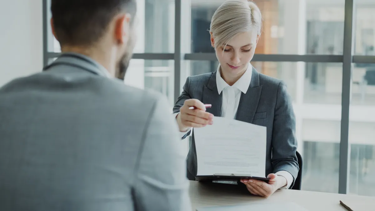 Responsable de compras revisando la documentación de una propuesta