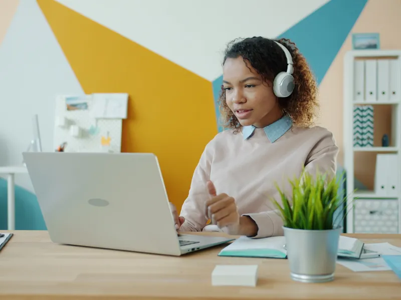 Participante realizando un curso en línea con auriculares