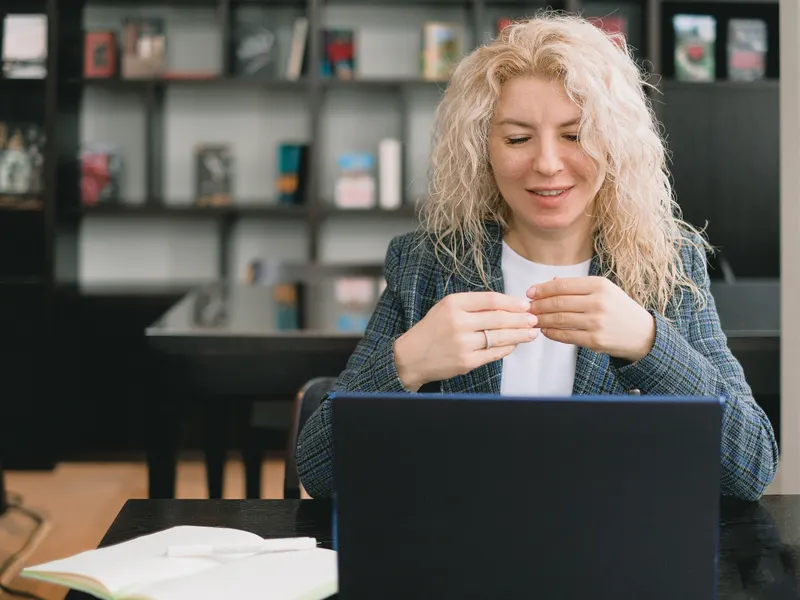 Colaboradora participando en una clase virtual con facilitador por videoconferencia