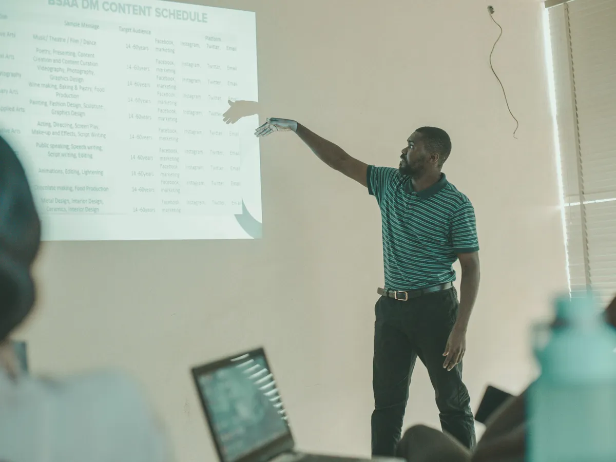 Facilitador impartiendo una clase con proyección