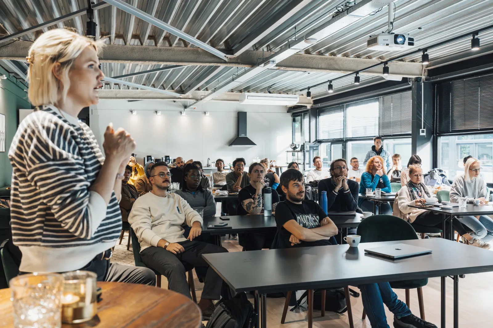 Facilitador impartiendo una capacitación a colaboradores de una empresa